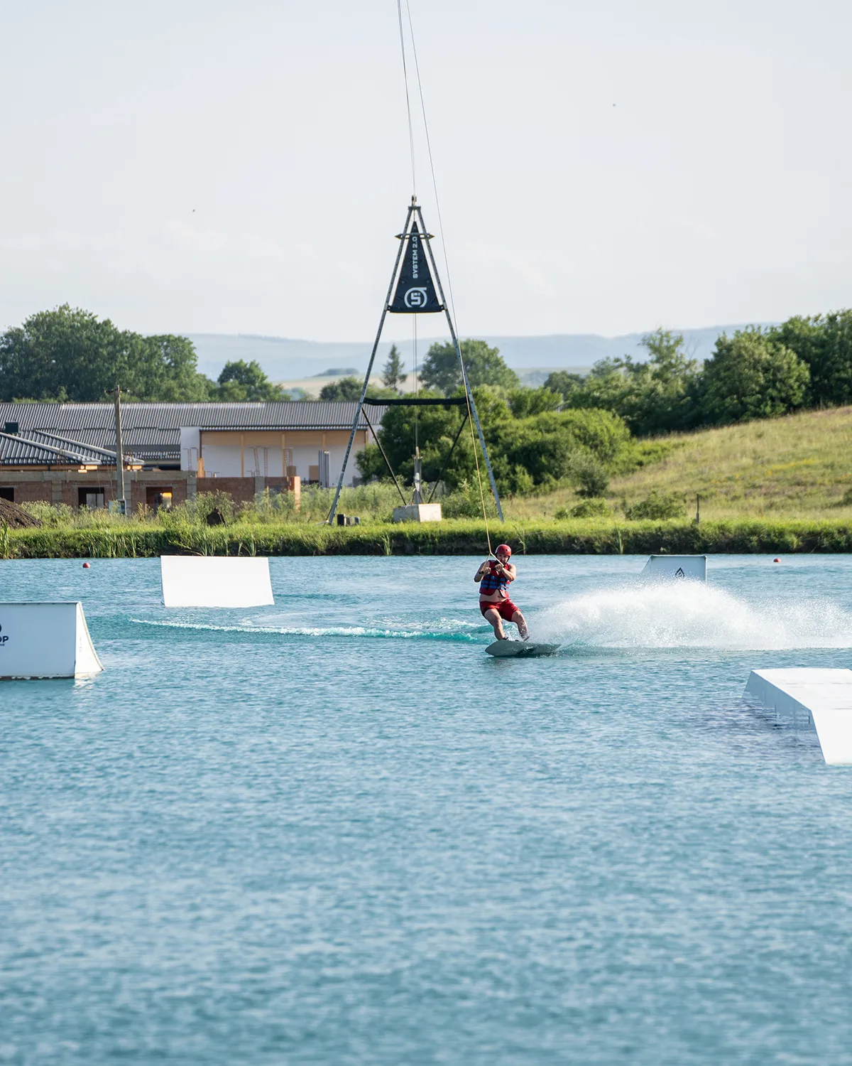 Wakeboarding printre obstacole albe