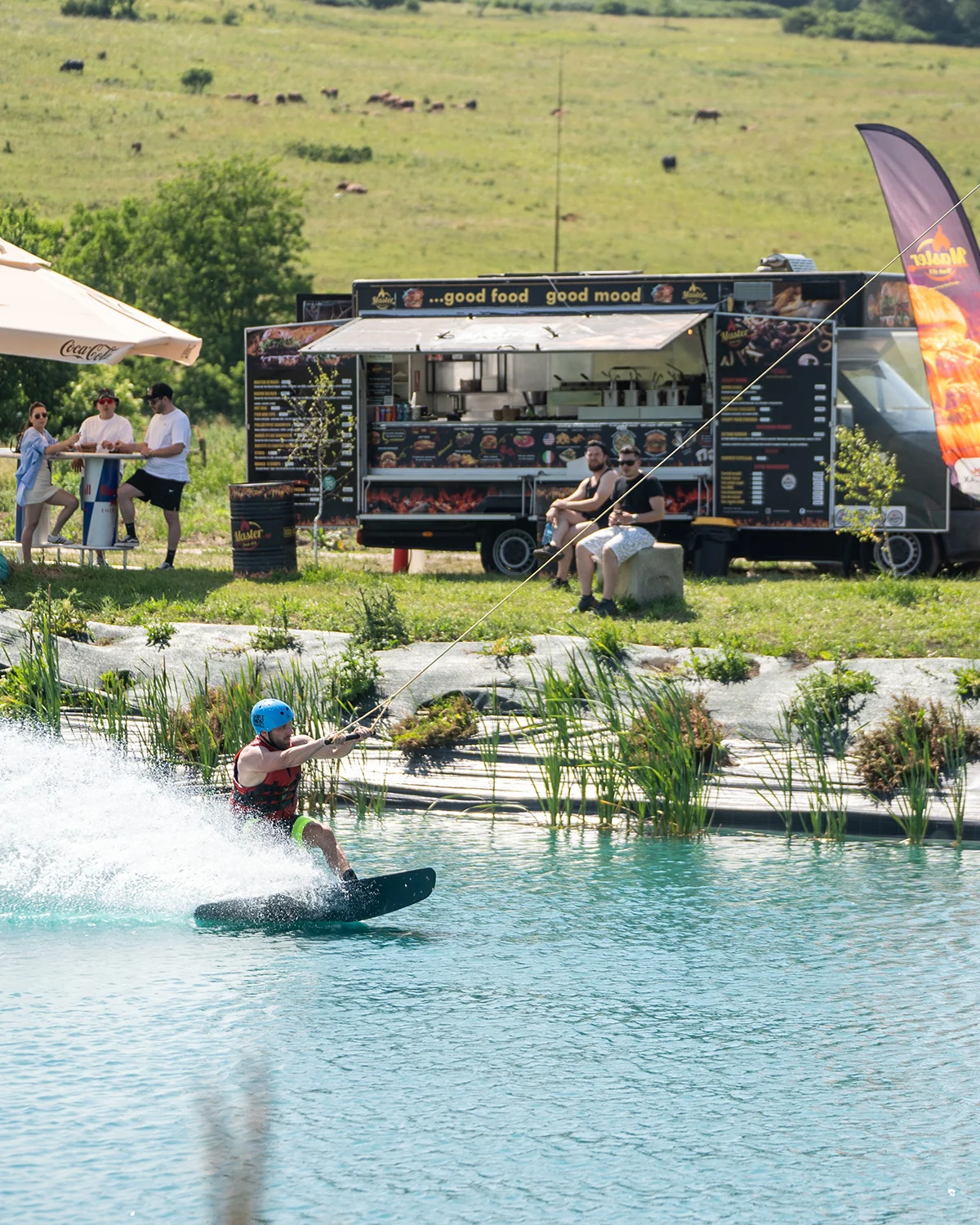 Atmosfera relaxată cu food truck