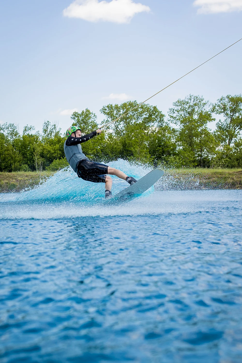 Curbă perfectă pe apă albastră